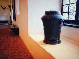 Expozícia v interiéri hradu Červený Kameň (Slovensko)