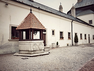 Studňa na nádvorí hradu Červený Kameň (Slovensko)