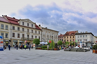 Všude po Wadowicích jsou polské vlajky a obyvatelé jsou na své město patřičně hrdí. (Wadowice - Polsko)