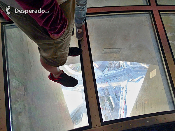 CN Tower v kanadském Torontu (Toronto - Kanada)