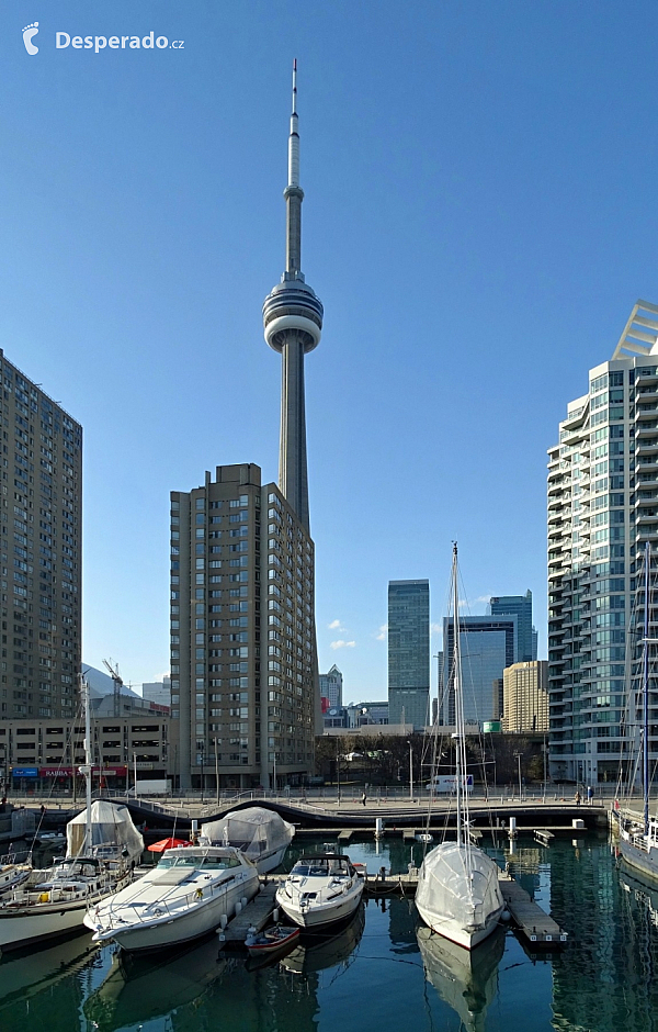 CN Tower v kanadském Torontu (Toronto - Kanada)