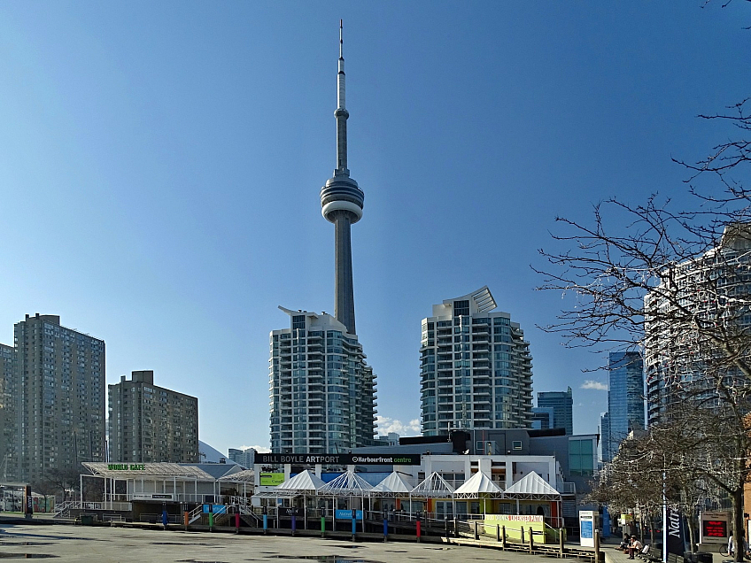 CN Tower v kanadském Torontu (Toronto - Kanada)