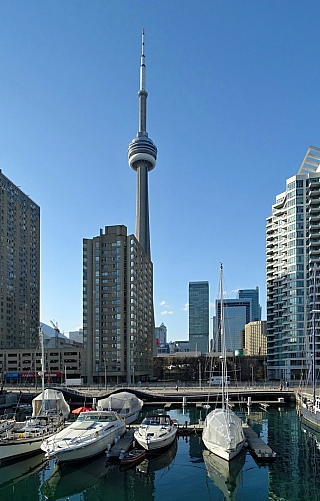 CN Tower v kanadském Torontu (Toronto - Kanada)