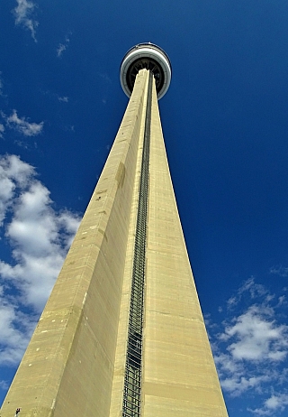 CN Tower v kanadském Torontu (Toronto - Kanada)