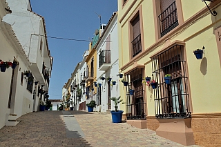 Typická ulička v Esteponě (Andalusie - Španělsko)