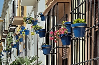Ulice Estepony jsou ozdobeny stovkami květináčů (Andalusie - Španělsko)