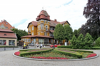 V centru Kudowa Zdrój jsou historické domy (Polsko)