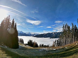 Malebné hory a jezero Zell am See pod nepropustnou mlhou.