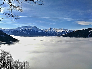 Malebné hory a jezero Zell am See pod nepropustnou mlhou.