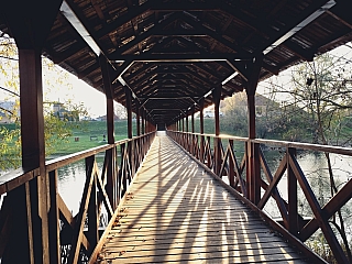 Drevený most vedúci k mlynu v Kolárove (Slovensko)