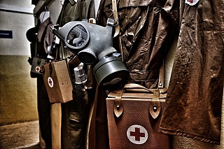 Plynové masky v podzemnom kryte v Alekšinciach (Slovensko)