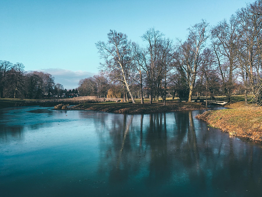 Veľké jazero v parku kaštieľa Dolná Krupá (Slovensko)