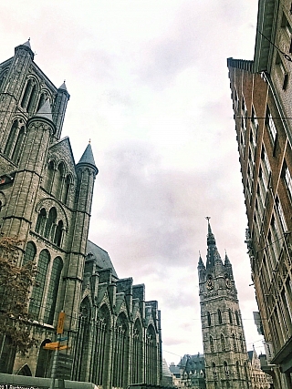 Kostel sv. Mikuláše a za ním znovice Belfort (Gent - Belgie)