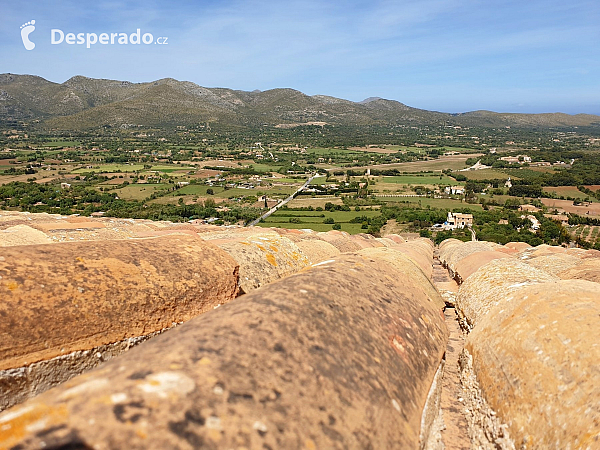 Hrad Capdepera a stejnojmenné městečko na ostrově Mallorka (Španělsko)
