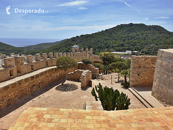 Hrad Capdepera a stejnojmenné městečko na ostrově Mallorka (Španělsko)