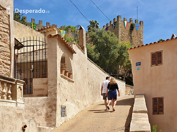 Hrad Capdepera a stejnojmenné městečko na ostrově Mallorka (Španělsko)