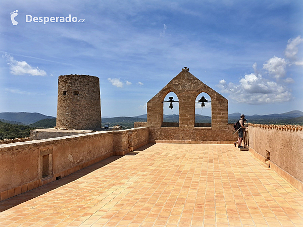 Hrad Capdepera a stejnojmenné městečko na ostrově Mallorka (Španělsko)