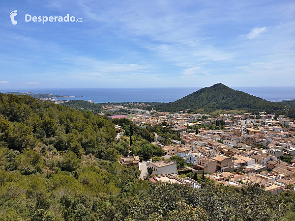 Hrad Capdepera a stejnojmenné městečko na ostrově Mallorka (Španělsko)