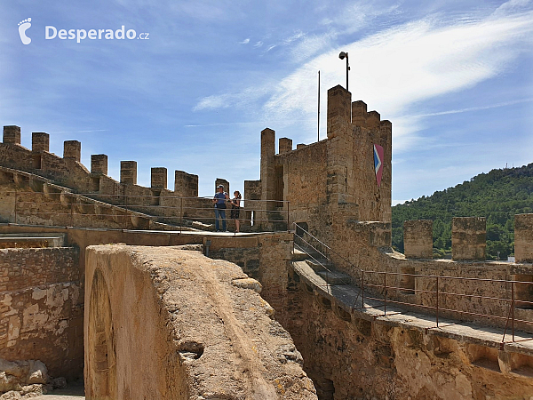 Hrad Capdepera a stejnojmenné městečko na ostrově Mallorka (Španělsko)