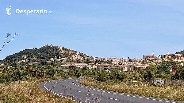 Hrad Capdepera a stejnojmenné městečko na ostrově Mallorka (Španělsko)