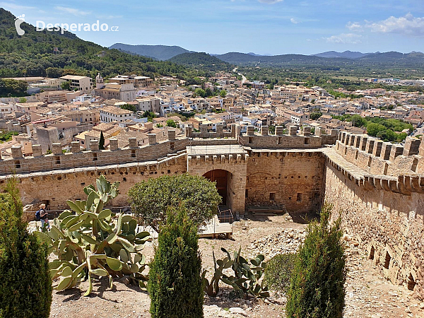 Hrad Capdepera a stejnojmenné městečko na ostrově Mallorka (Španělsko)