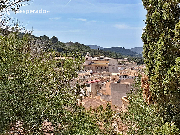 Hrad Capdepera a stejnojmenné městečko na ostrově Mallorka (Španělsko)
