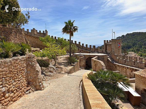 Hrad Capdepera a stejnojmenné městečko na ostrově Mallorka (Španělsko)