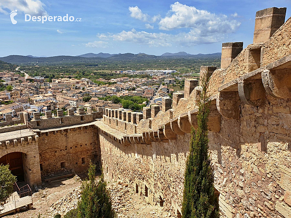Hrad Capdepera a stejnojmenné městečko na ostrově Mallorka (Španělsko)