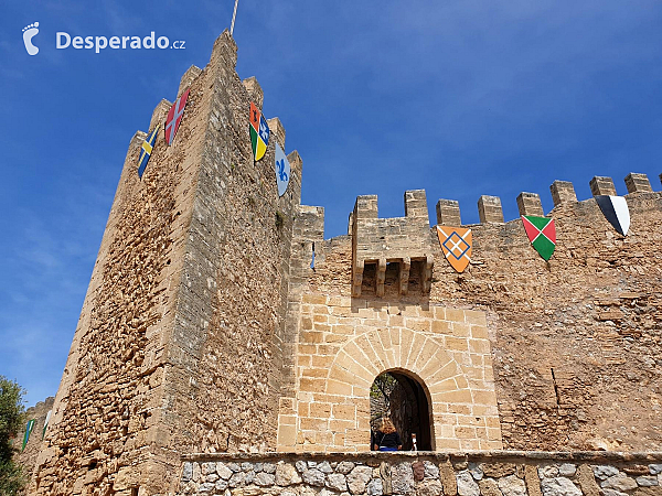 Hrad Capdepera a stejnojmenné městečko na ostrově Mallorka (Španělsko)