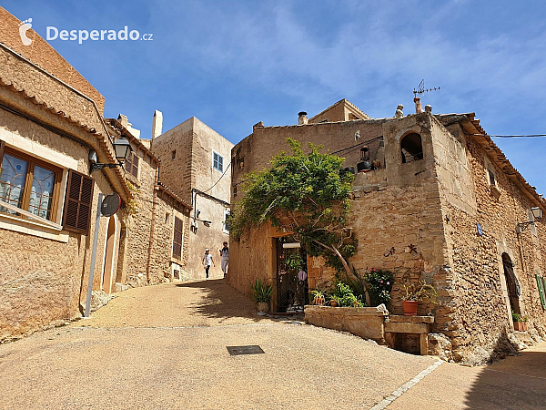 Hrad Capdepera a stejnojmenné městečko na ostrově Mallorka (Španělsko)