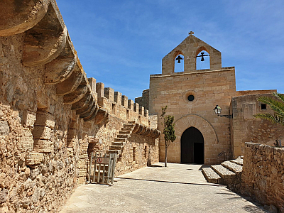 Hrad Capdepera a stejnojmenné městečko na ostrově Mallorka (Španělsko)