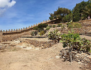 Hrad Capdepera a stejnojmenné městečko na ostrově Mallorka (Španělsko)