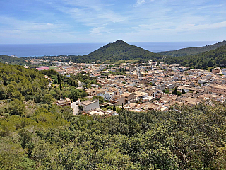 Hrad Capdepera a stejnojmenné městečko na ostrově Mallorka (Španělsko)