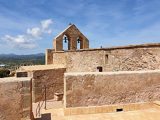 Hrad Capdepera a stejnojmenné městečko na ostrově Mallorka (Španělsko)