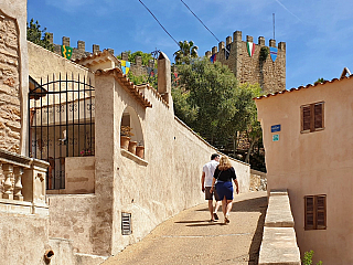 Hrad Capdepera a stejnojmenné městečko na ostrově Mallorka (Španělsko)