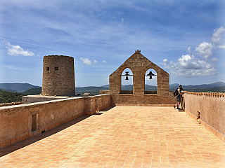 Hrad Capdepera a stejnojmenné městečko na ostrově Mallorka (Španělsko)