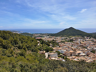 Hrad Capdepera a stejnojmenné městečko na ostrově Mallorka (Španělsko)