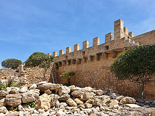 Hrad Capdepera a stejnojmenné městečko na ostrově Mallorka (Španělsko)