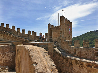 Hrad Capdepera a stejnojmenné městečko na ostrově Mallorka (Španělsko)