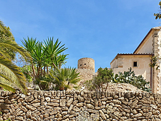 Hrad Capdepera a stejnojmenné městečko na ostrově Mallorka (Španělsko)