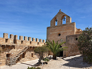 Hrad Capdepera a stejnojmenné městečko na ostrově Mallorka (Španělsko)