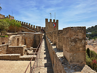 Hrad Capdepera a stejnojmenné městečko na ostrově Mallorka (Španělsko)