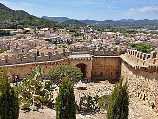 Hrad Capdepera a stejnojmenné městečko na ostrově Mallorka (Španělsko)