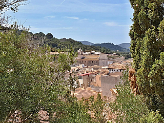 Hrad Capdepera a stejnojmenné městečko na ostrově Mallorka (Španělsko)