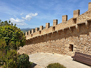 Hrad Capdepera a stejnojmenné městečko na ostrově Mallorka (Španělsko)