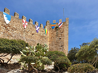 Hrad Capdepera a stejnojmenné městečko na ostrově Mallorka (Španělsko)