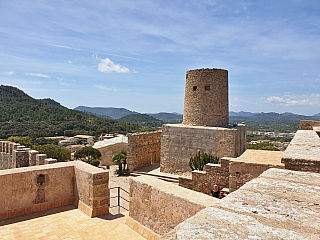 Hrad Capdepera a stejnojmenné městečko na ostrově Mallorka (Španělsko)