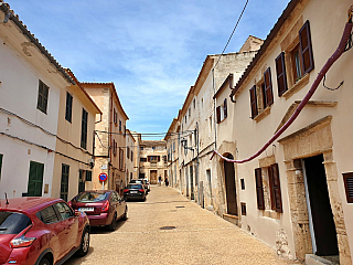 Hrad Capdepera a stejnojmenné městečko na ostrově Mallorka (Španělsko)