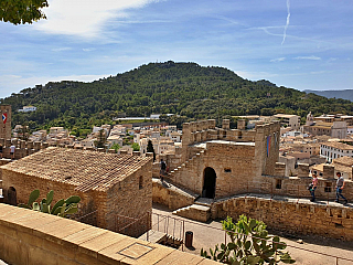 Hrad Capdepera a stejnojmenné městečko na ostrově Mallorka (Španělsko)