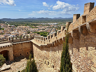 Hrad Capdepera a stejnojmenné městečko na ostrově Mallorka (Španělsko)